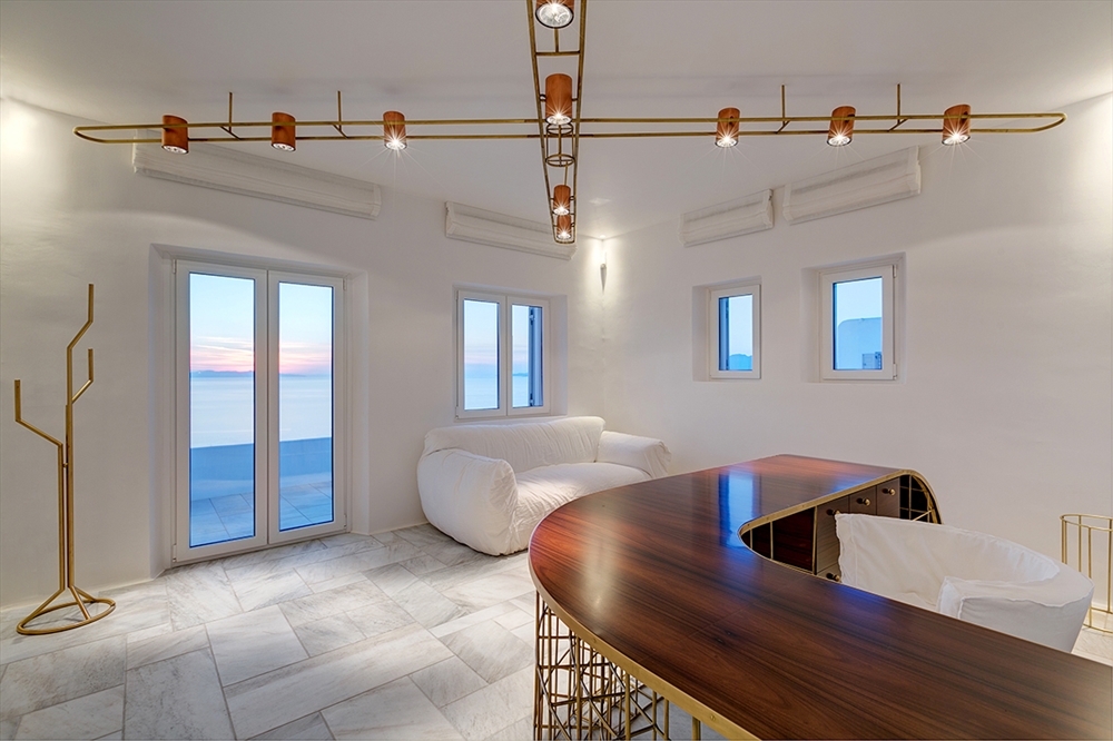 Archisearch A CUSTOM-MADE OFFICE SPACE OVERLOOKING THE TOWN OF MYKONOS / ELEFTHERIOS AMBATZIS