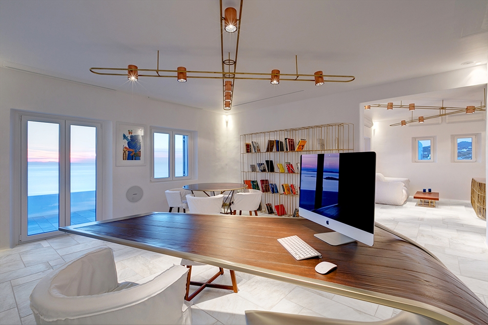 Archisearch A CUSTOM-MADE OFFICE SPACE OVERLOOKING THE TOWN OF MYKONOS / ELEFTHERIOS AMBATZIS