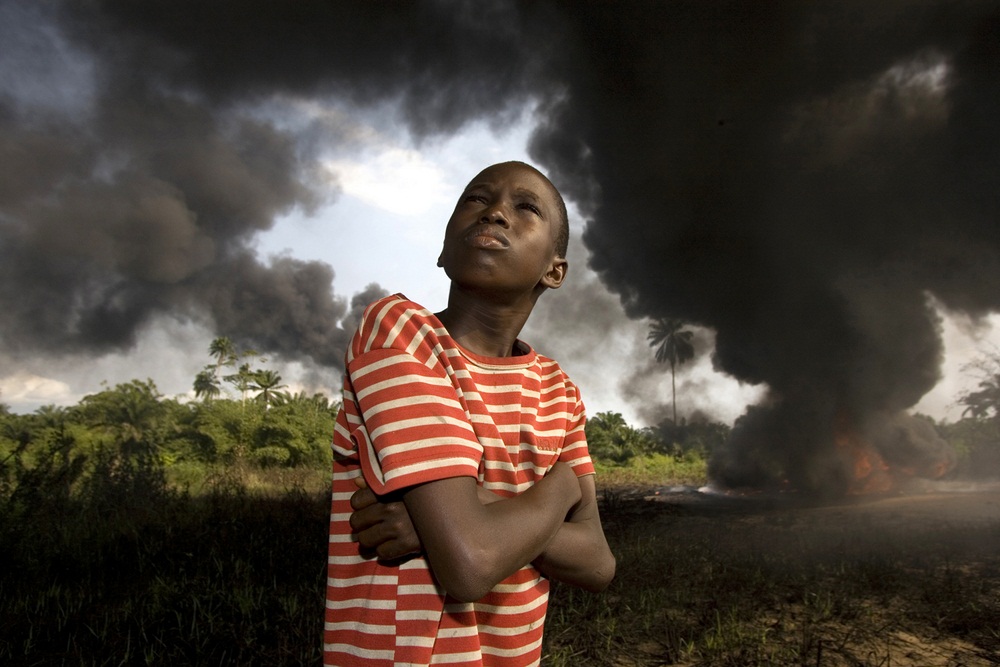 Archisearch - ΤΖΟΡΤΖ ΟΣΟΝΤΙ Oil Rich Niger Delta [Το πλούσιο σε πετρέλαιο Δέλτα του Νίγηρα], 2003-2007 Φωτογραφική εγκατάσταση Προβολή 120 ψηφιακών φωτογραφιών Διάρκεια: 10́, σε επανάληψη Aρ. Εισ. 668/10  
