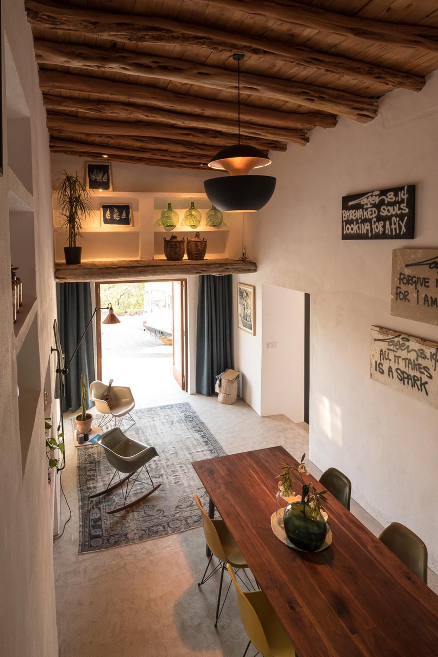 Archisearch STANDARD STUDIO TRANSFORMS A STABLE IN IBIZA INTO A GUESTHOUSE