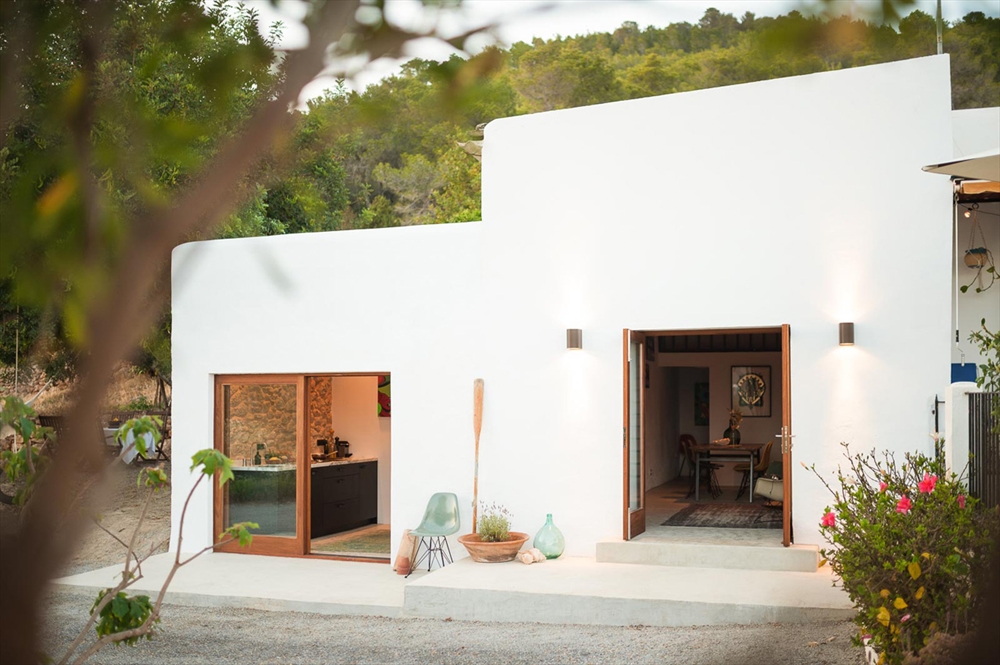 Archisearch STANDARD STUDIO TRANSFORMS A STABLE IN IBIZA INTO A GUESTHOUSE