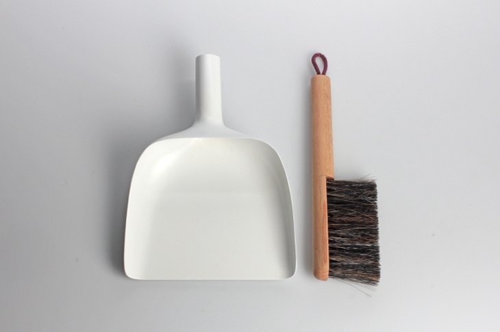 Archisearch SWEEPER AND DUSTPAN BY JAN KOCHANSKI