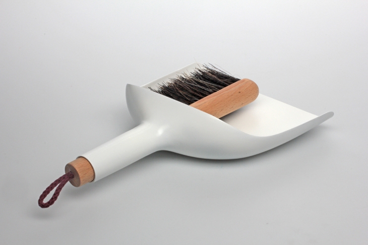 Archisearch - SWEEPER AND DUSTPAN BY JAN KOCHANSKI