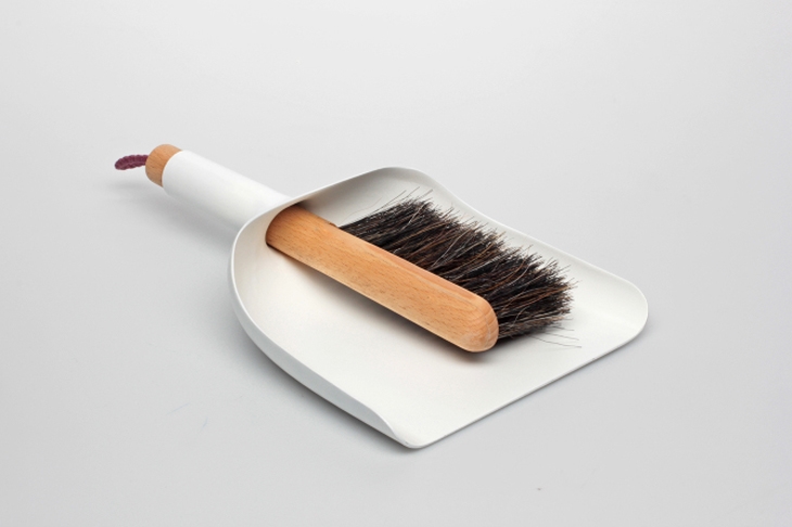 Archisearch SWEEPER AND DUSTPAN BY JAN KOCHANSKI