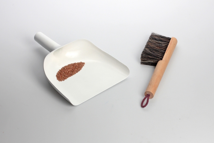 Archisearch SWEEPER AND DUSTPAN BY JAN KOCHANSKI