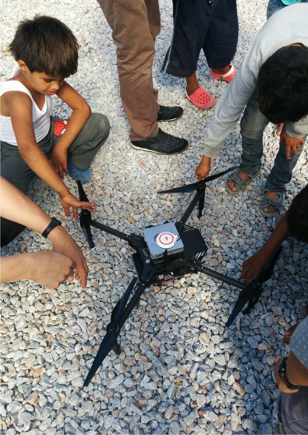 Archisearch - Παιδιά στο Κέντρο Φιλοξενίας Προσφύγων και Μεταναστών ΚΑΡΑ ΤΕΠΕ του Δήμου Λέσβου εξοικειώνονται με τα drones