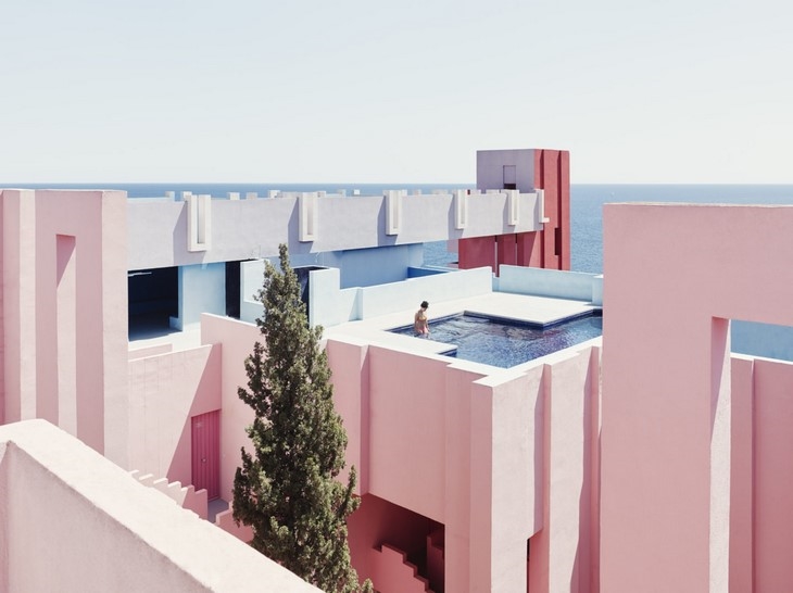 Archisearch - THE ETERNAL SUMMER OF LA MURALLA ROJA / RICARDO BOFILL - TALLER DE ARQUITECTURA