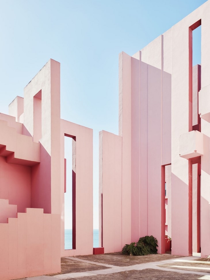 Archisearch THE ETERNAL SUMMER OF LA MURALLA ROJA / RICARDO BOFILL - TALLER DE ARQUITECTURA