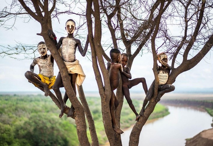 Archisearch - Children With Painted Face, Ethiopia / Image source: Massimo Rumi