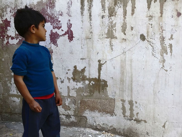 Archisearch SPANISH ARTIST PEELS OFF WALL PLASTER TO PORTRAY THE STORY OF PALESTINIAN REFUGEES IN JORDAN