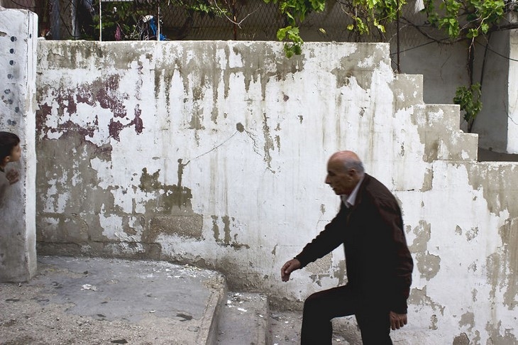 Archisearch SPANISH ARTIST PEELS OFF WALL PLASTER TO PORTRAY THE STORY OF PALESTINIAN REFUGEES IN JORDAN