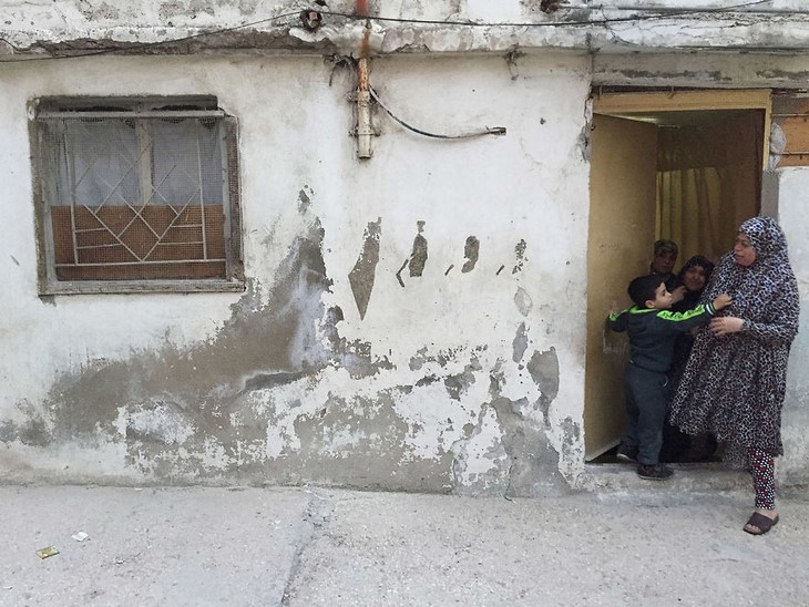Archisearch SPANISH ARTIST PEELS OFF WALL PLASTER TO PORTRAY THE STORY OF PALESTINIAN REFUGEES IN JORDAN