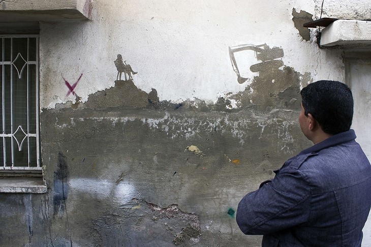 Archisearch - Spanish Artist Pejac Peels of Wall Plaster to Portray the Story of Palestinian Refugees in Jordan