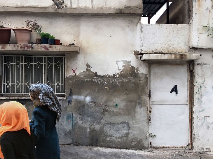 Archisearch - Spanish Artist Pejac Peels of Wall Plaster to Portray the Story of Palestinian Refugees in Jordan