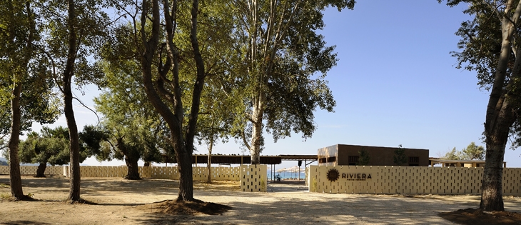 Archisearch RIVIERA BAR IN CHALKIDIKI FEATURES A NEW MODERN / SKARLAKIDIS ARCHITECTURE STUDIO + G. BARTZIOUMAS