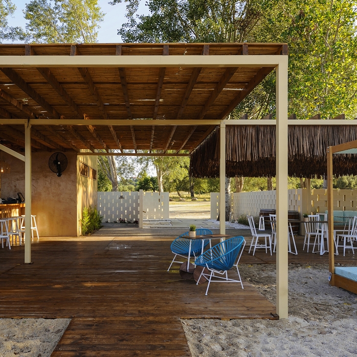 Archisearch RIVIERA BAR IN CHALKIDIKI FEATURES A NEW MODERN / SKARLAKIDIS ARCHITECTURE STUDIO + G. BARTZIOUMAS