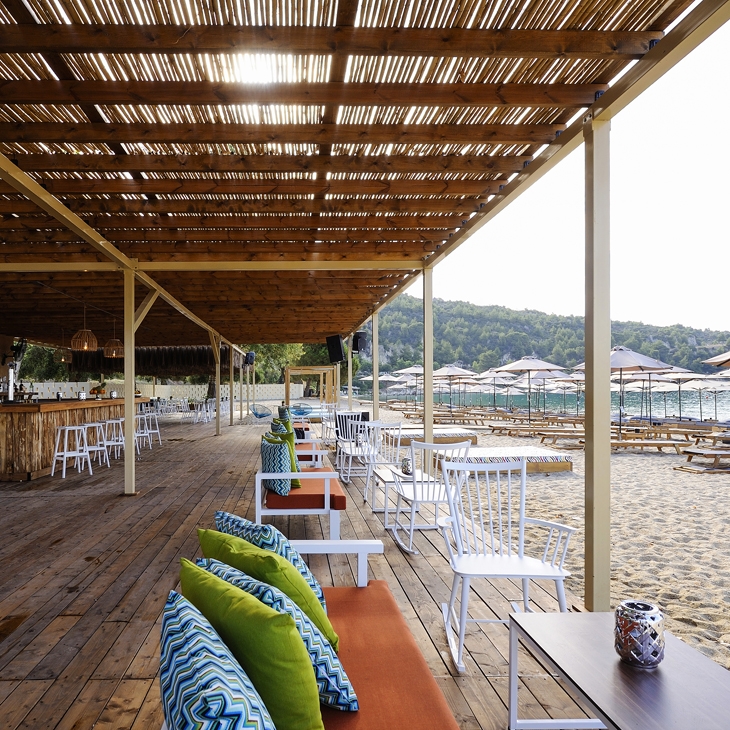 Archisearch RIVIERA BAR IN CHALKIDIKI FEATURES A NEW MODERN / SKARLAKIDIS ARCHITECTURE STUDIO + G. BARTZIOUMAS