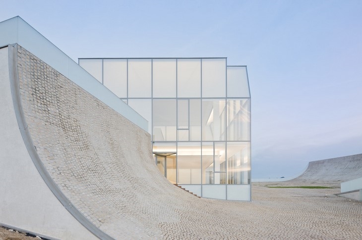 Archisearch - UNDER THE SKY & THE SEA: STEVEN HOLL ARCHITECTS DESIGN THE CURVED CITE DE L’OCEAN ET DU SURF MUSEUM