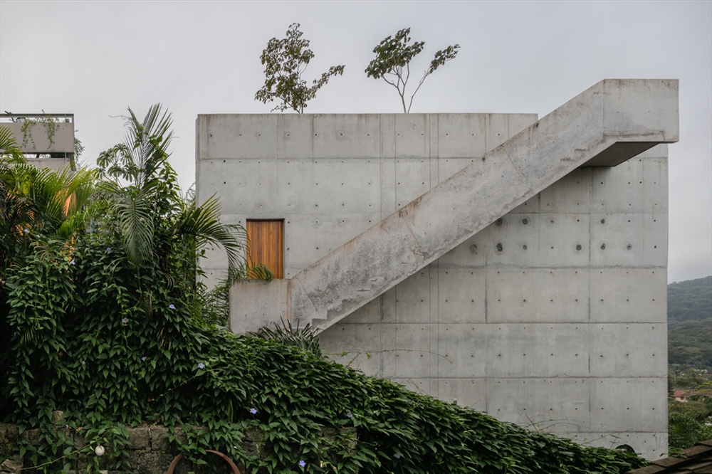 Archisearch - A Summer House in the Thriving Brazilian Nature by SPBR Arquitetos