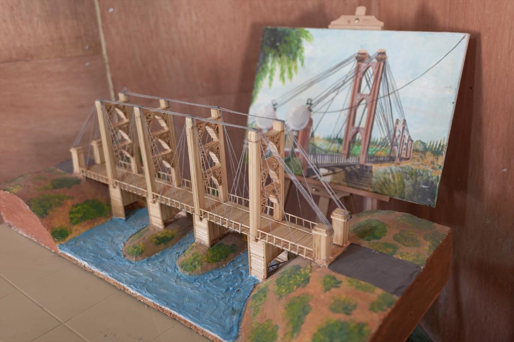 Archisearch - Erected for pedestrians in 1927, the Deir ez-Zor suspension bridge spanned the Euphrates River in north-eastern Syria. It was destroyed by shelling in 2013, but is remembered in this miniature replica, which was shown at the community centre in Za’atari.
