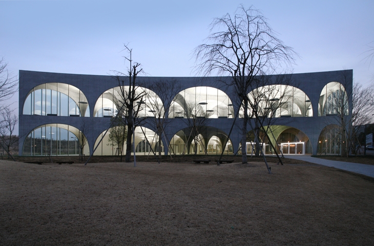 Archisearch - Tama Art University Library (Hachiōji campus), 2004—2007, Hachioji-shi, Tokyo, Japan Photo by Tomio Ohashi