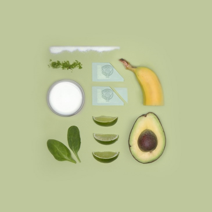 Archisearch - INGREDIENTS: ½ avocado, ½ banana Juice and zest of ½ fresh lime, 2/3 cup coconut milk, a few spinach leaves, 2 packets of Stevia / INSTRUCTIONS: Blend everything until smooth. Pour over ice. Garnish with lime zest.