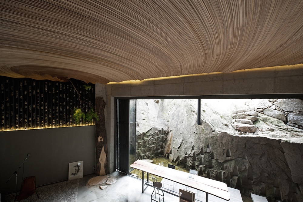 Archisearch A Lounge Bar in South Korea Embraces the Natural Elements / TUNEplanning
