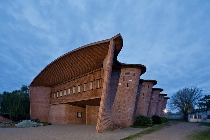 Archisearch - Eladio Dieste. Church in Atlantida, Uruguay, 1958. Photograph: Leonardo Finotti (c) Leonardo Finotti