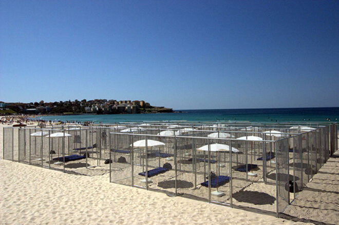 Archisearch - Ο Γερμανός καλλιτέχνης που έβαλε τα κλουβιά στην παραλία πριν τον κορονοϊό