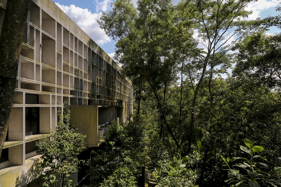 Archisearch WHBC Architects designed a concrete tropical box that embraces the lush jungle in Malaysia